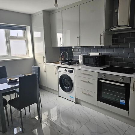 Potters Hideout- 2 Bedroom 2 Bathroom Apartment Watford  Bagian luar foto