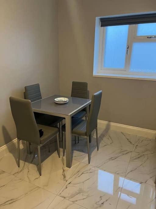 Potters Hideout- 2 Bedroom 2 Bathroom Apartment Watford  Bagian luar foto