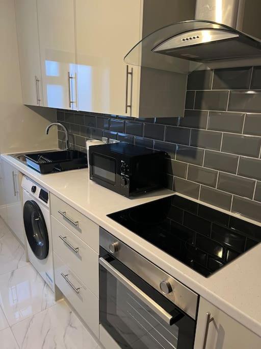 Potters Hideout- 2 Bedroom 2 Bathroom Apartment Watford  Bagian luar foto