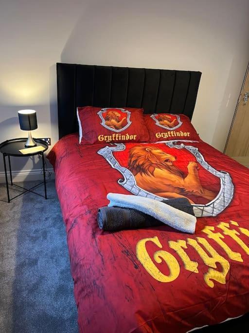 Potters Hideout- 2 Bedroom 2 Bathroom Apartment Watford  Bagian luar foto