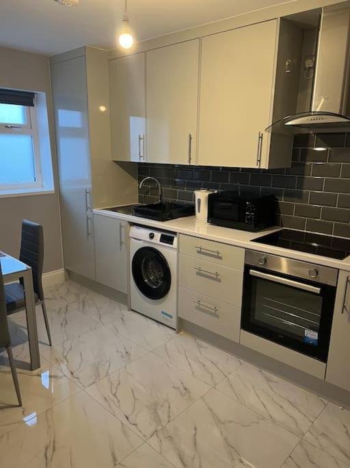 Potters Hideout- 2 Bedroom 2 Bathroom Apartment Watford  Bagian luar foto