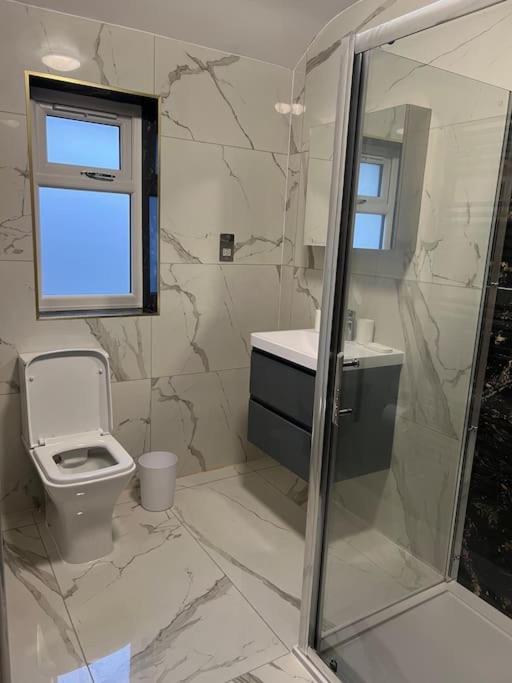 Potters Hideout- 2 Bedroom 2 Bathroom Apartment Watford  Bagian luar foto