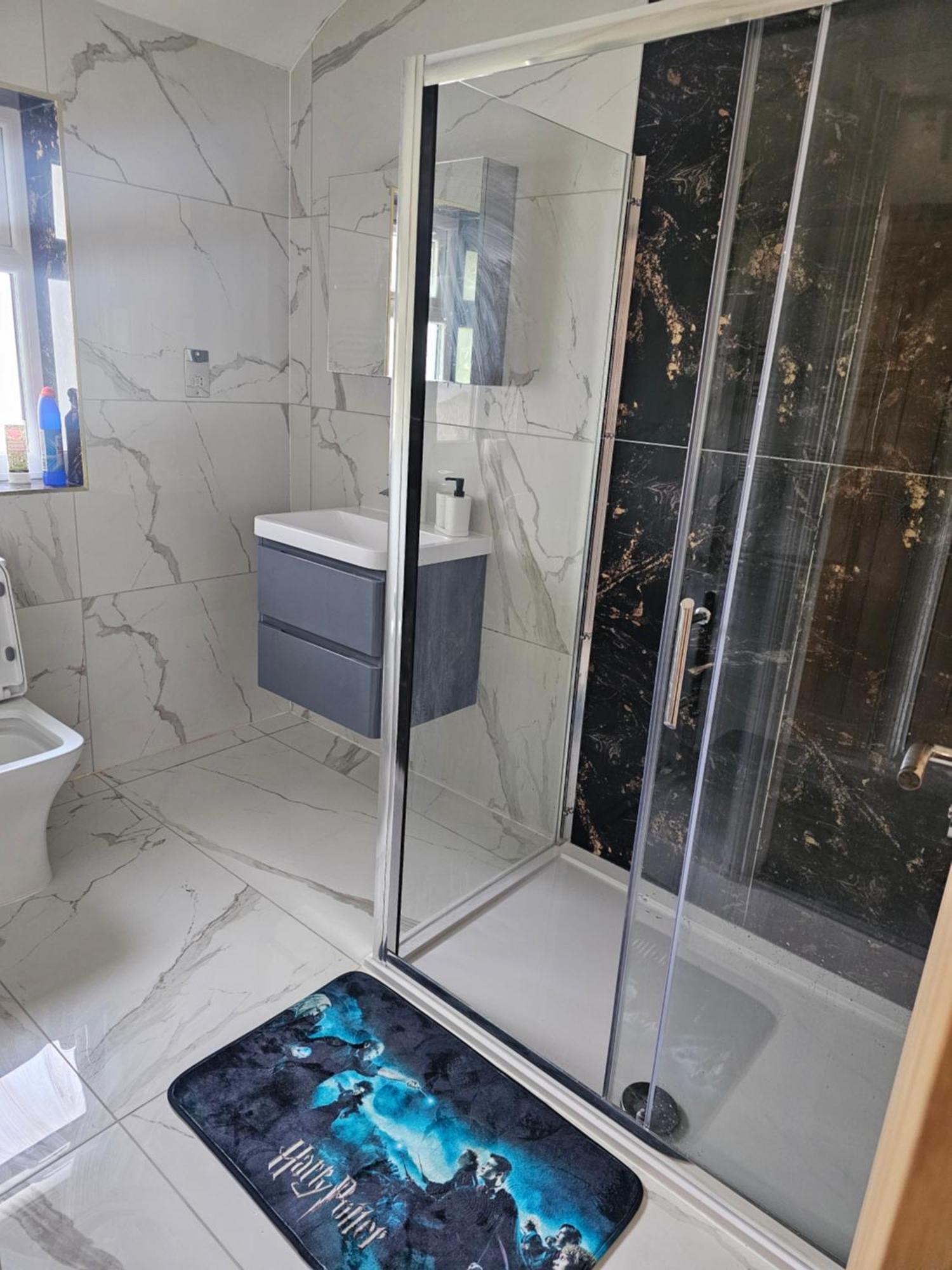 Potters Hideout- 2 Bedroom 2 Bathroom Apartment Watford  Bagian luar foto